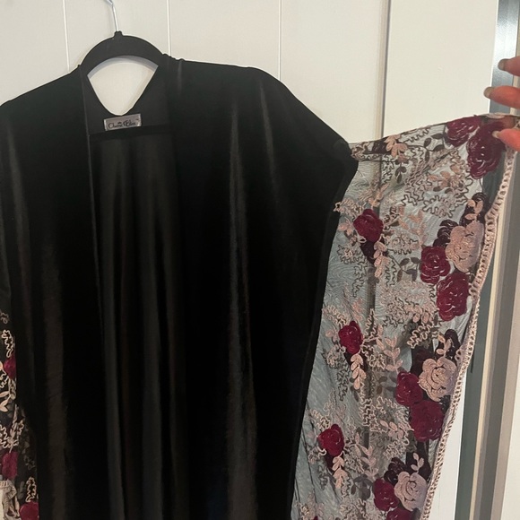 Beautiful shawl black with wine and tan trim - Picture 3 of 5